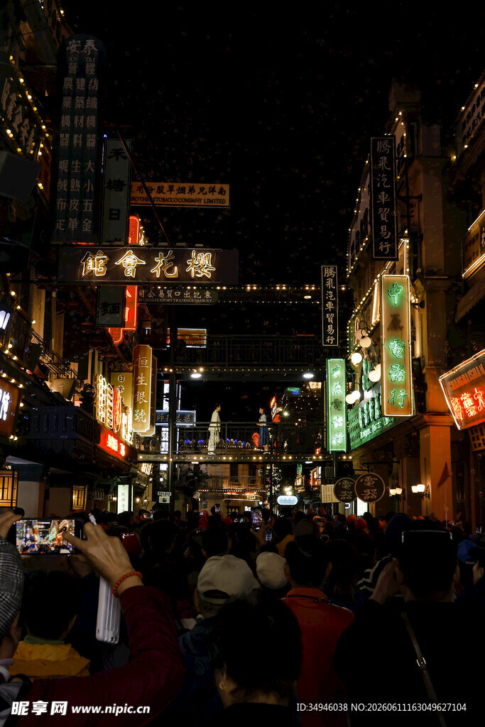 繁华都市的夜间热闹街景