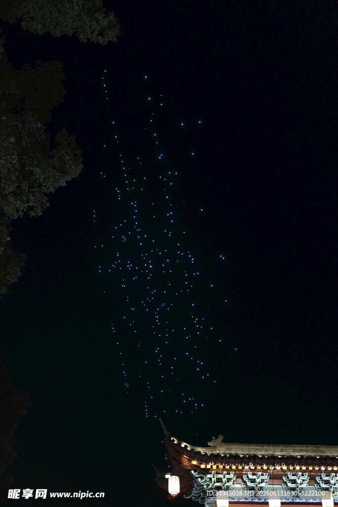 夜空下的神秘建筑景观