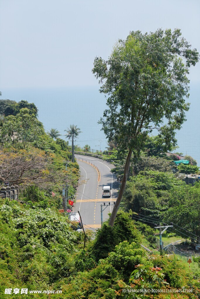 山间蜿蜒公路