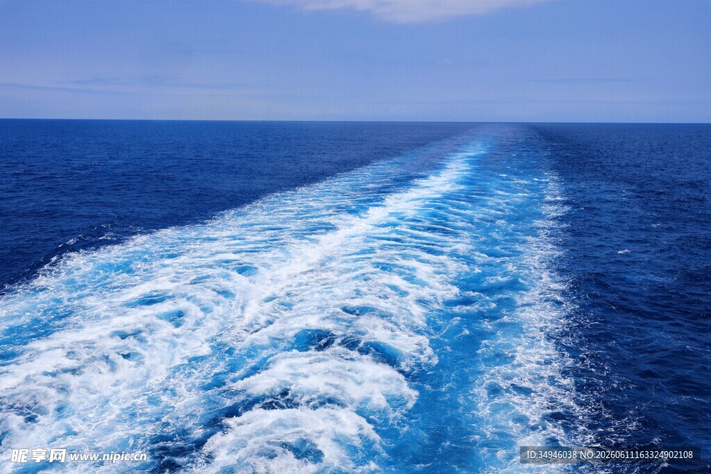 船行碧海留下白色航迹