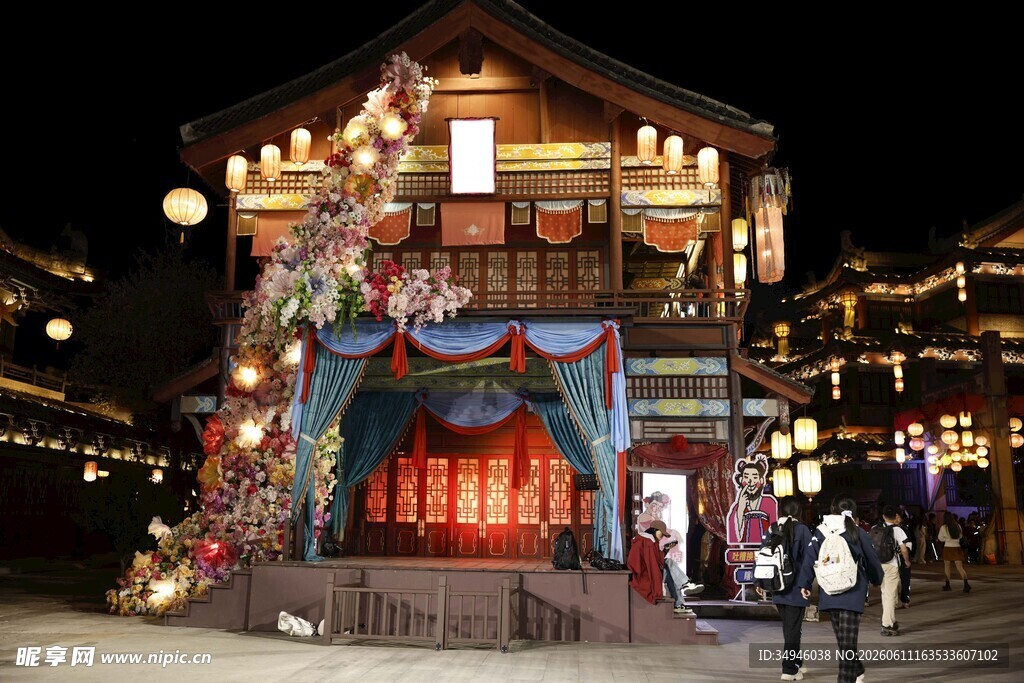 古雅夜景中的传统建筑