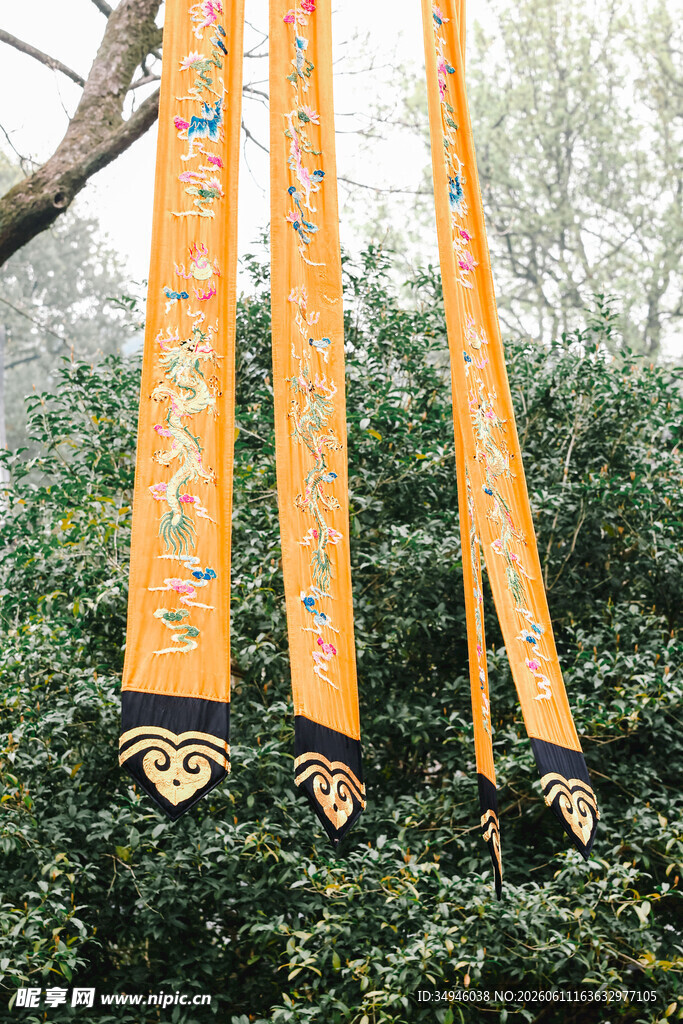 精美古风幡旗悬挂于林间