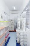 仓库内整齐堆放的货物