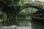 江南水乡拱桥下的静谧河道