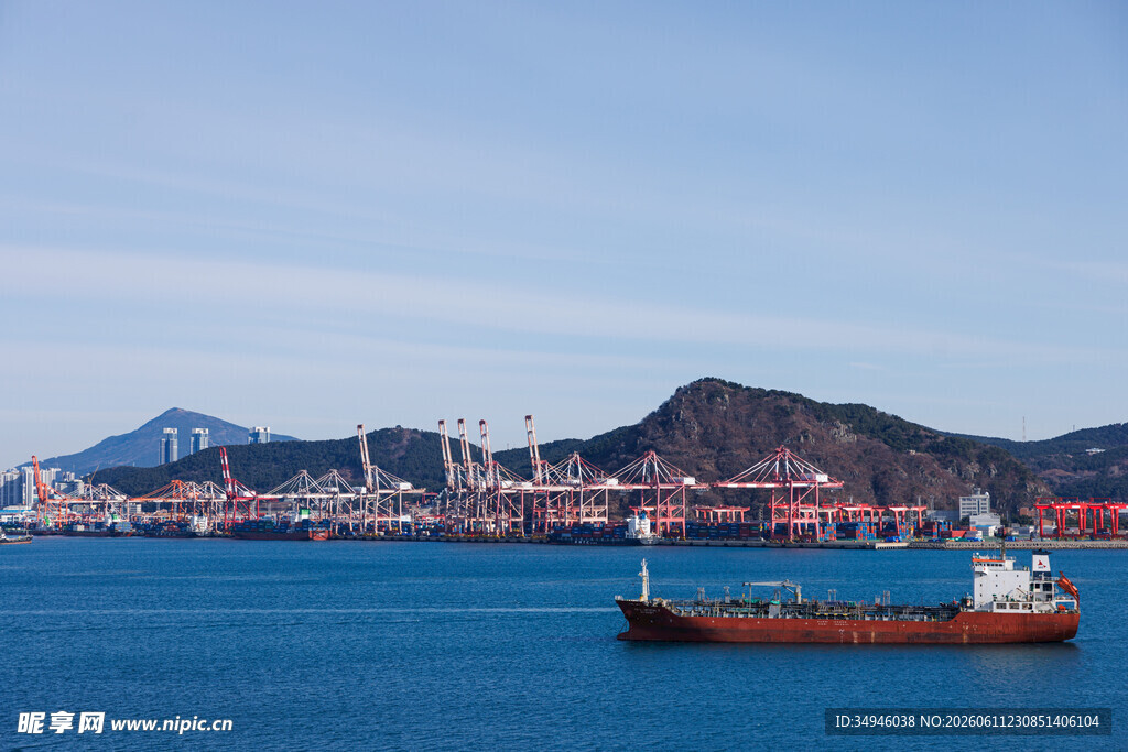 海上货船及远处港口风景