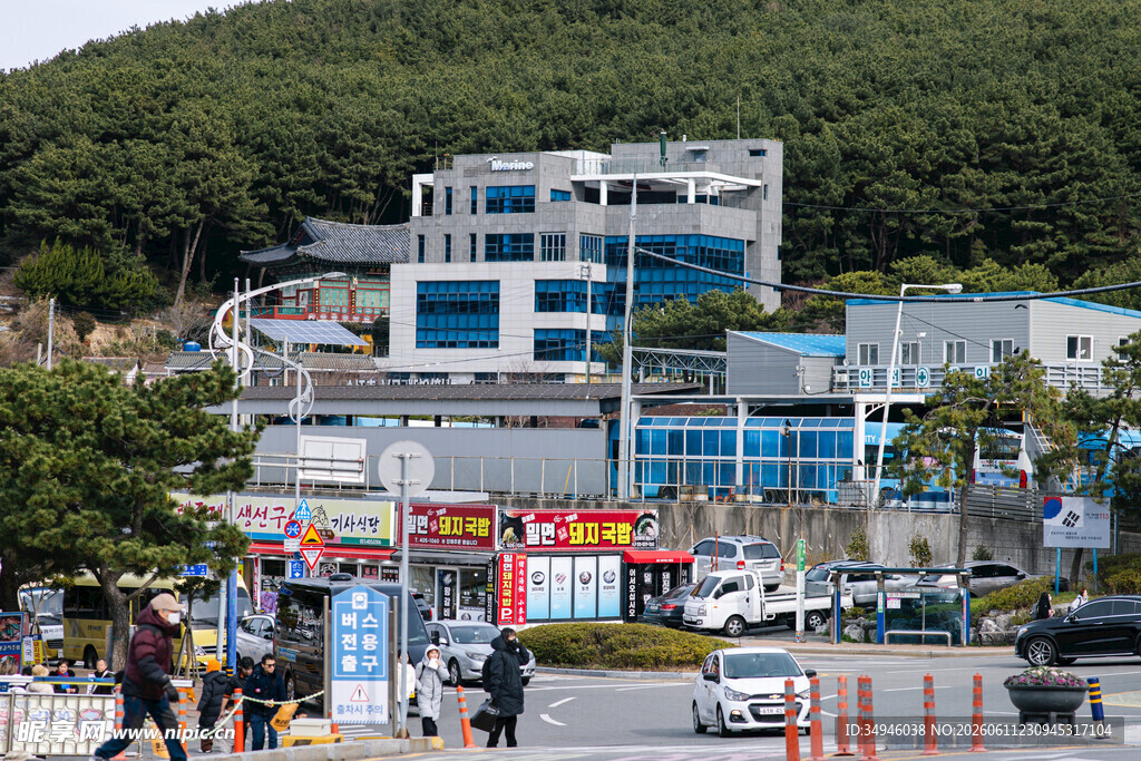 海边小镇热闹的街道景象