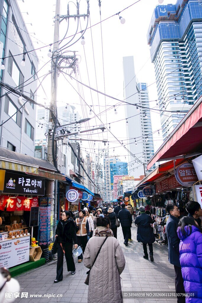 城市热闹街头的市井景象