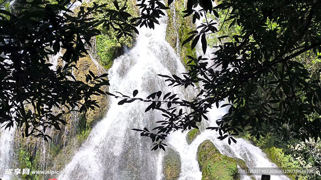山间飞瀑 自然清新之景  荔波