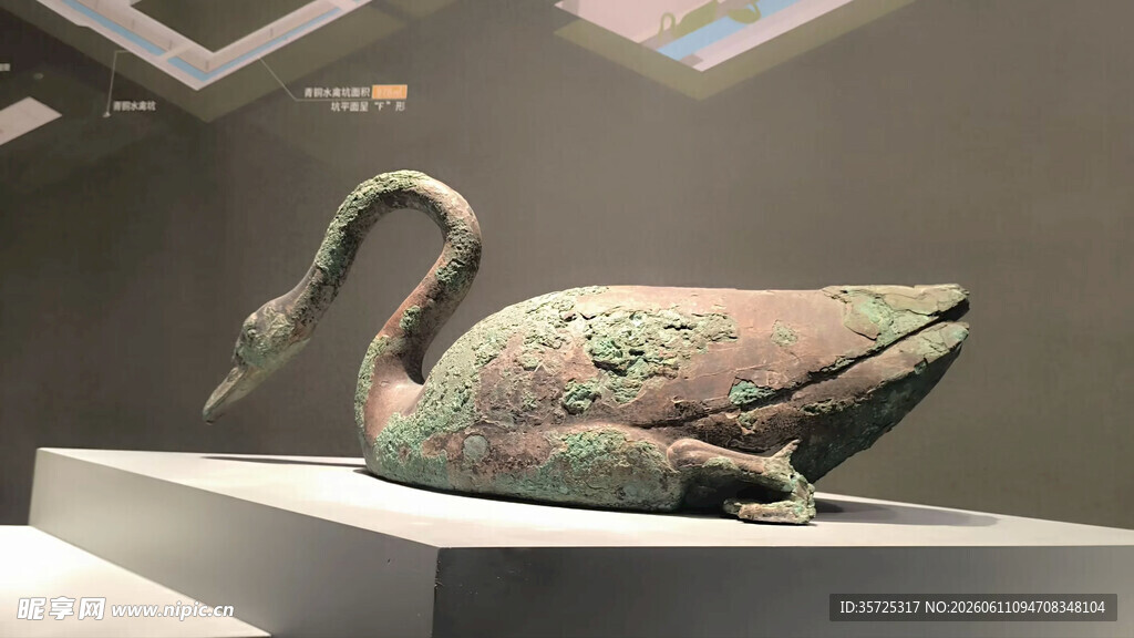青铜鸟形文物展示