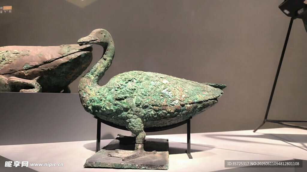 青铜鹅形文物展示