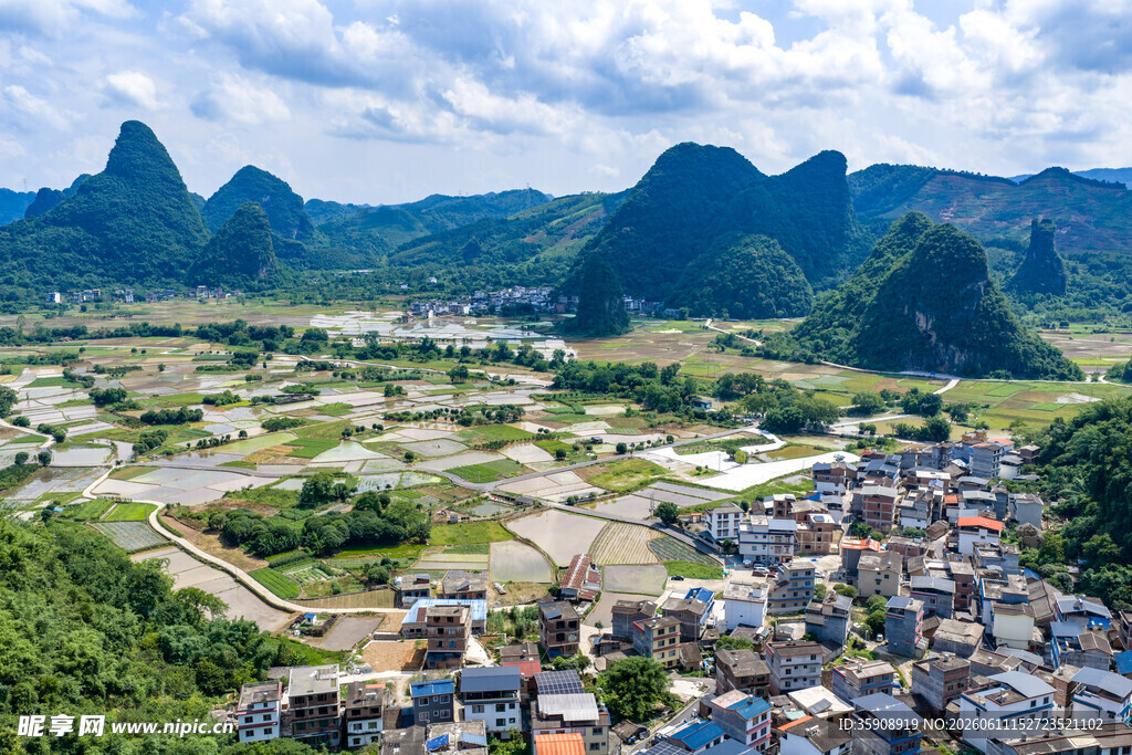 中国广西桂林阳朔夏日田园风光