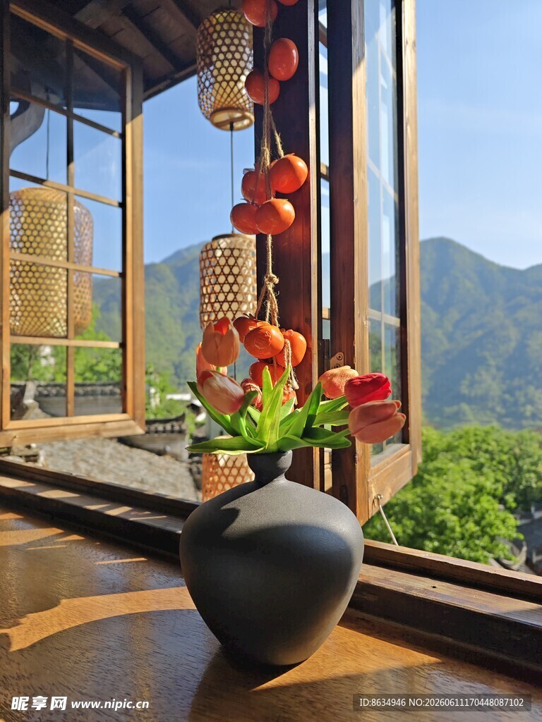 窗边花瓶中的艳丽花卉