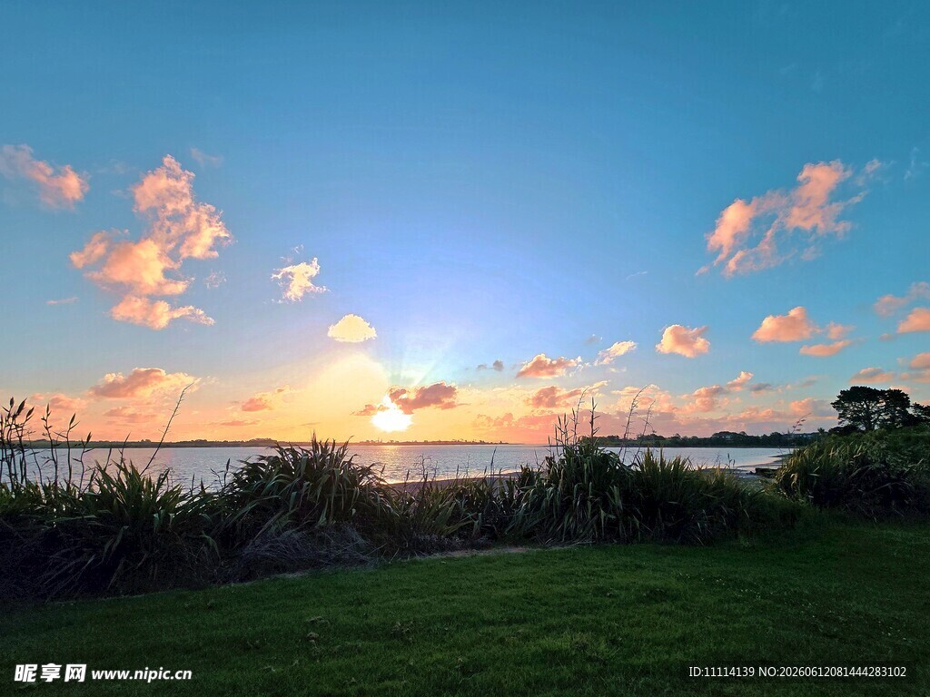 夕阳下的海滨美景