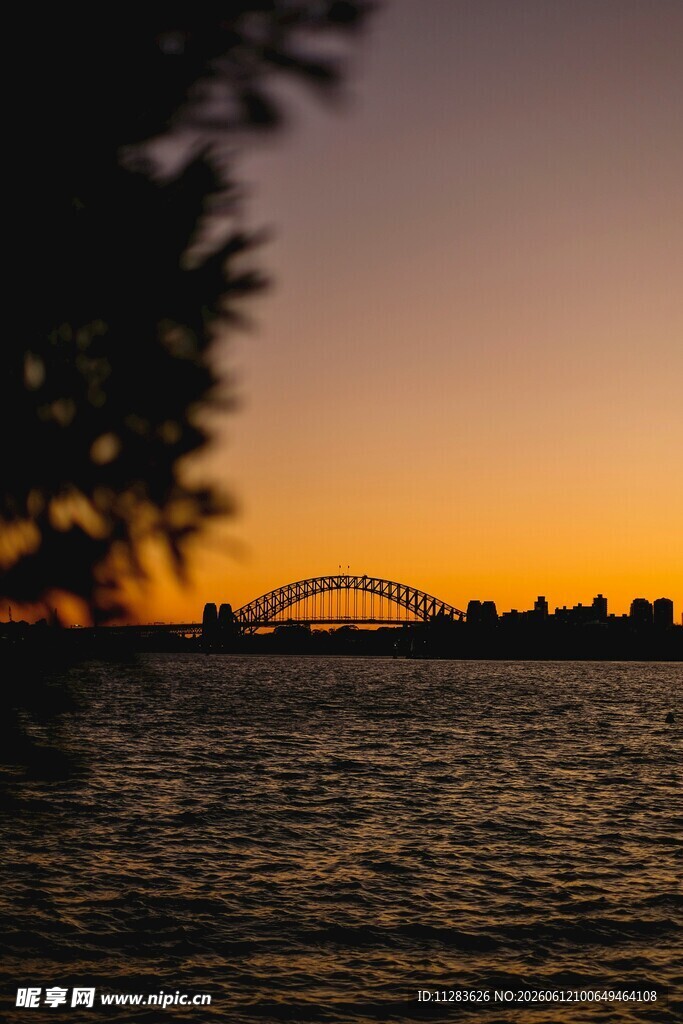 夕阳下河畔的拱形桥