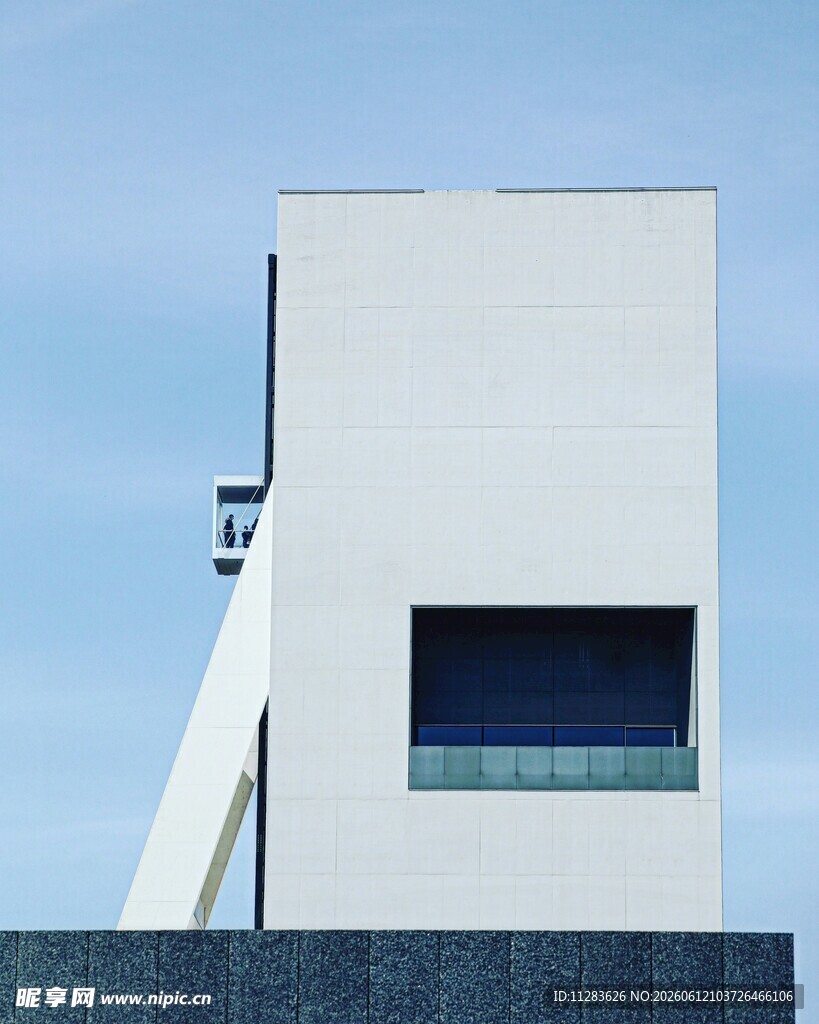 现代简约风格白色建筑一角