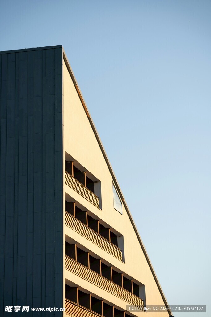 倾斜建筑外观特写