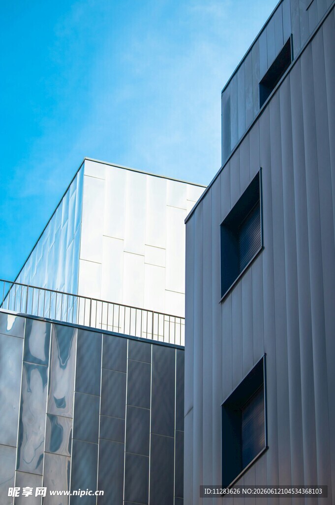 现代风格建筑外观一角