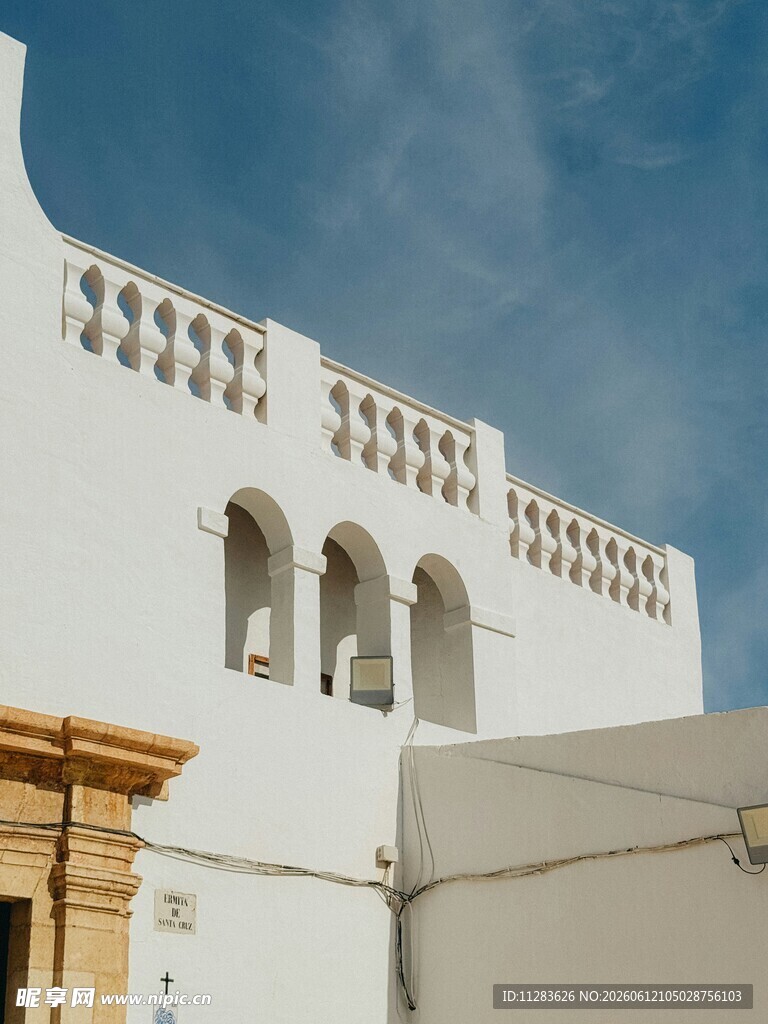 白色建筑的独特外观