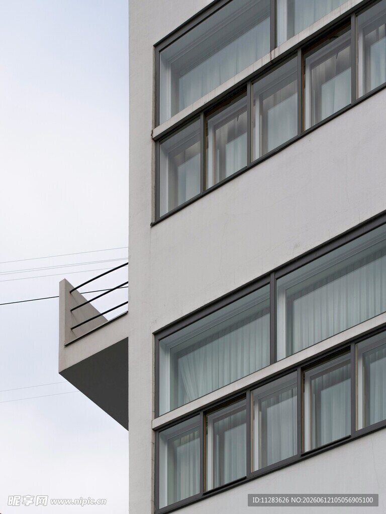现代简约风格高层建筑一角