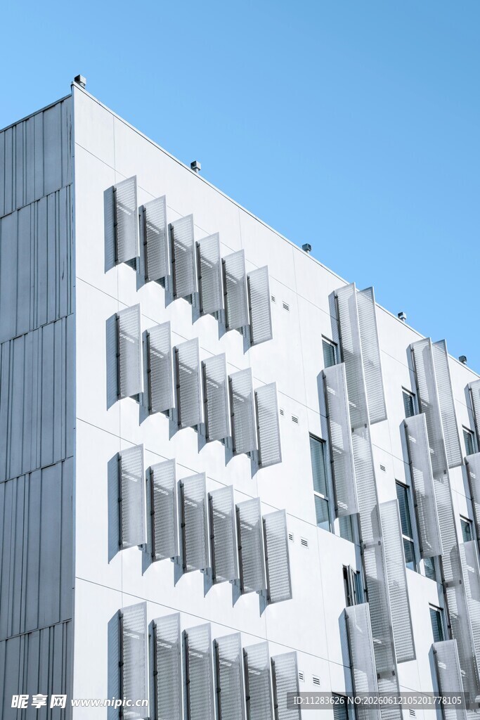 现代风格白色建筑外观