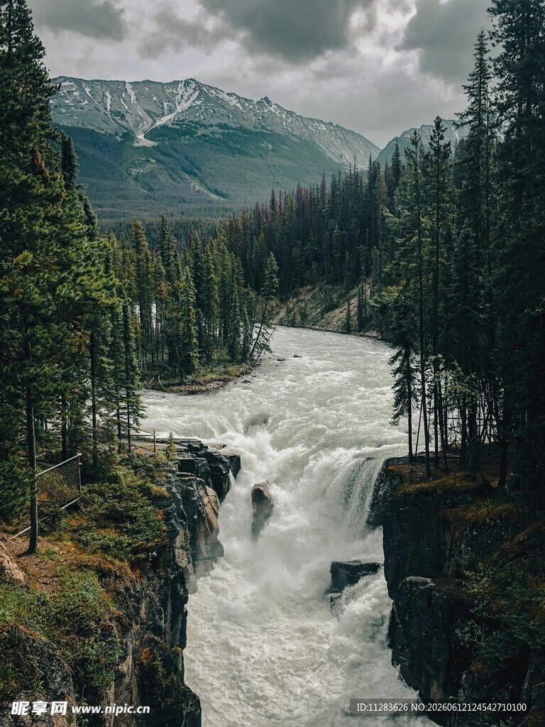 山间湍急河流的壮丽景观