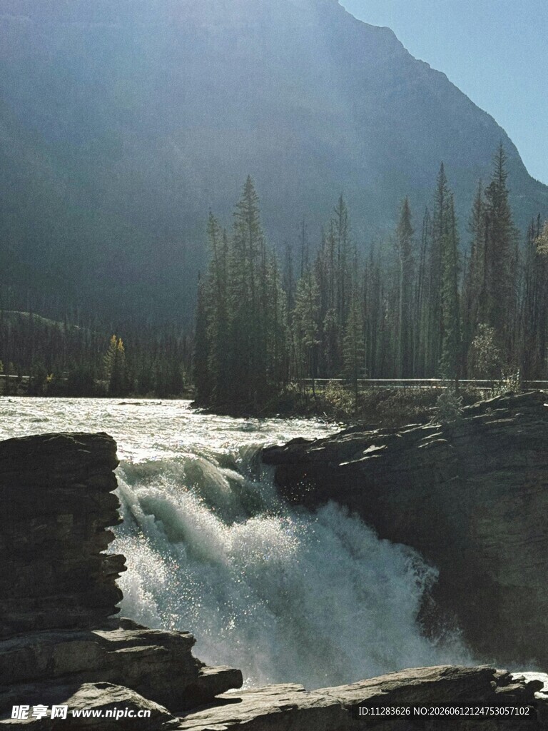 山间瀑布景观
