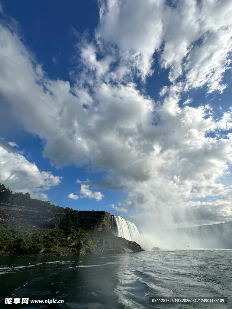 壮观瀑布与蓝天白云美景