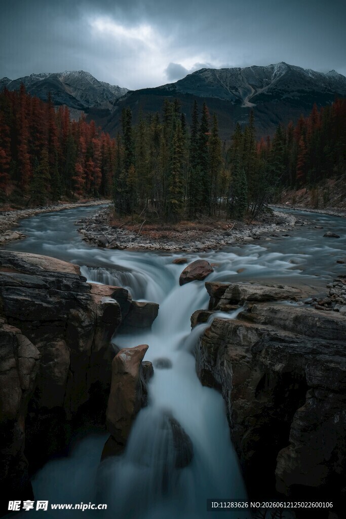 山间溪流潺潺自然美景