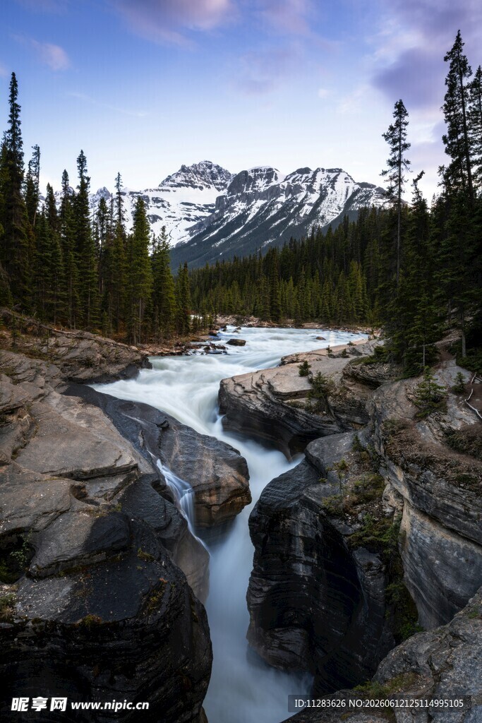 山间溪流穿林越石美景