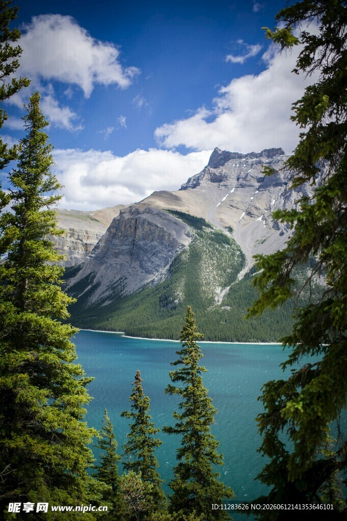 湖畔山林间的壮美山景