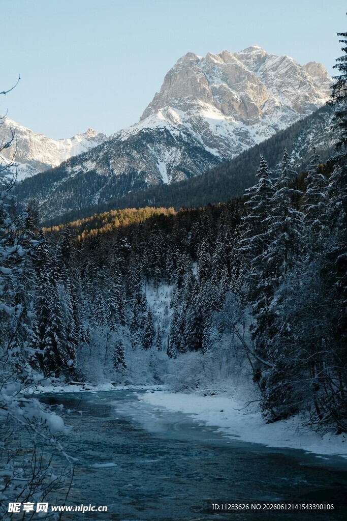 冬日雪山溪流森林美景