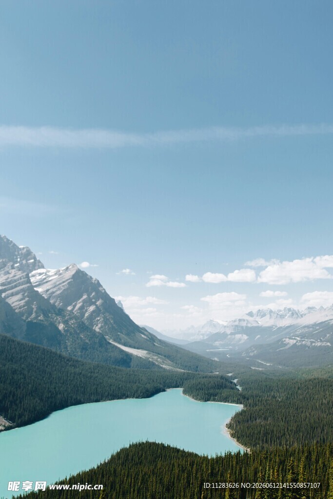 壮丽山水间的蓝湖美景