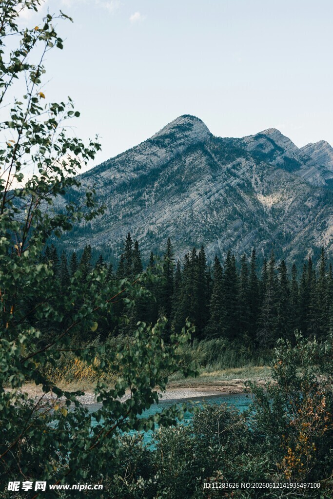 山林间的秀丽山峦景色