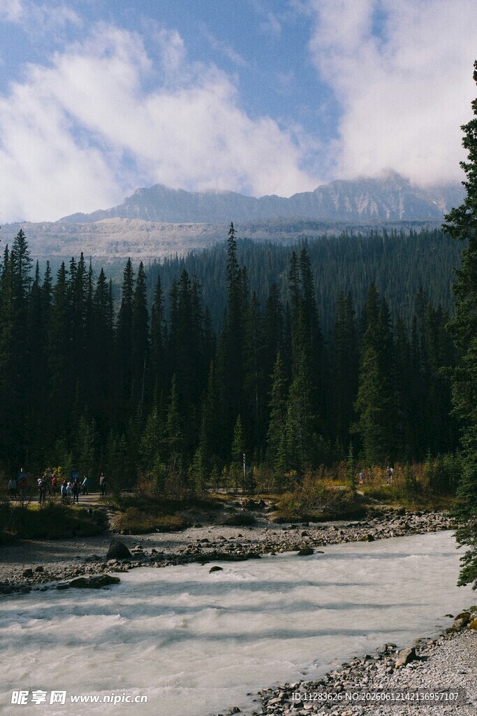 山林河畔风景图