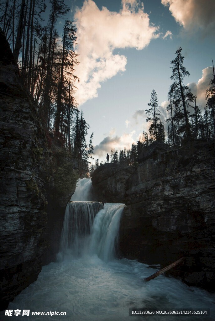 山间瀑布美景