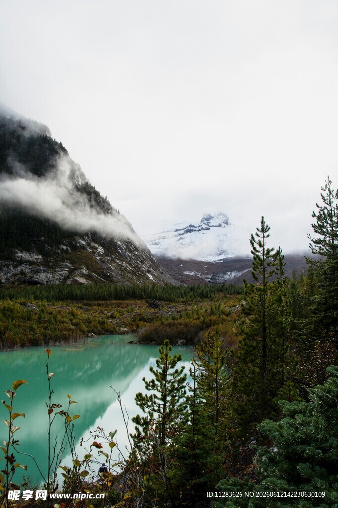 山间碧湖美景