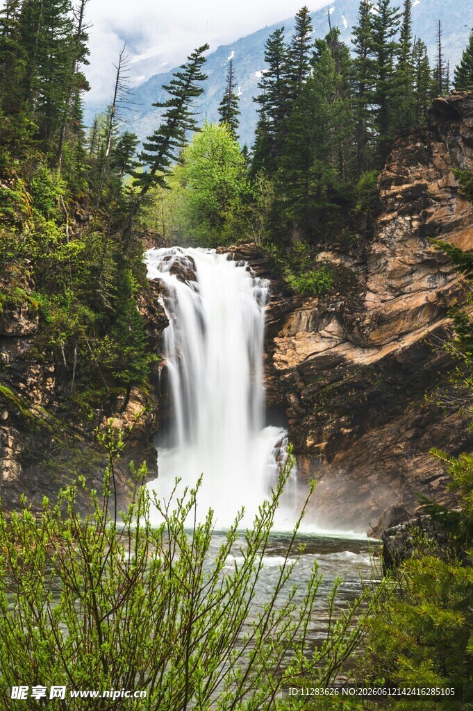 山间瀑布美景