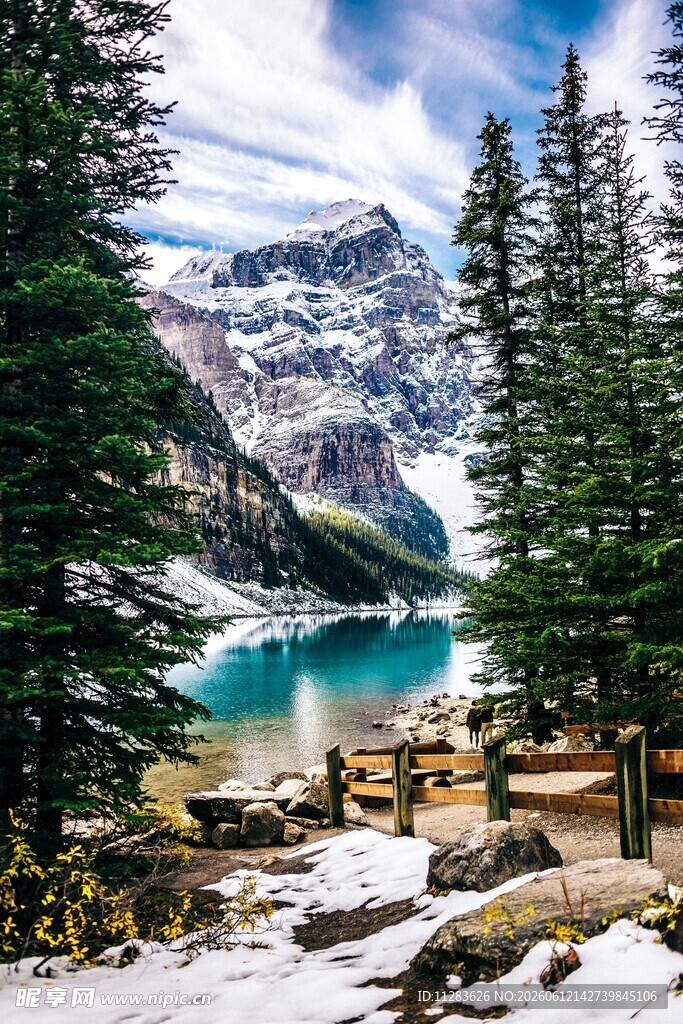 雪山下的宁静湖泊美景