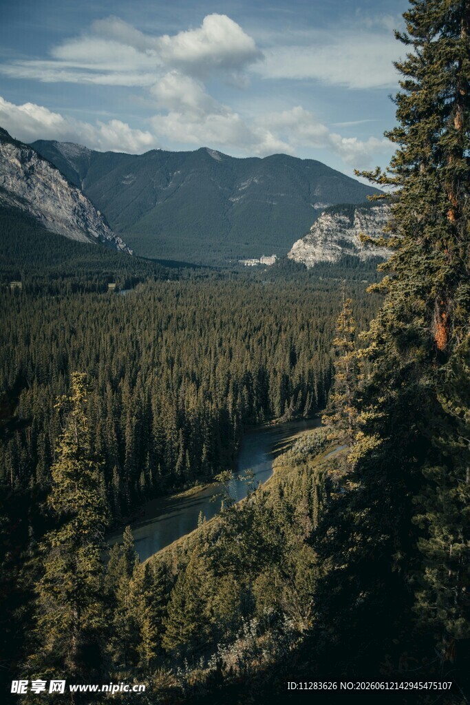 山林河谷间的壮美自然景观