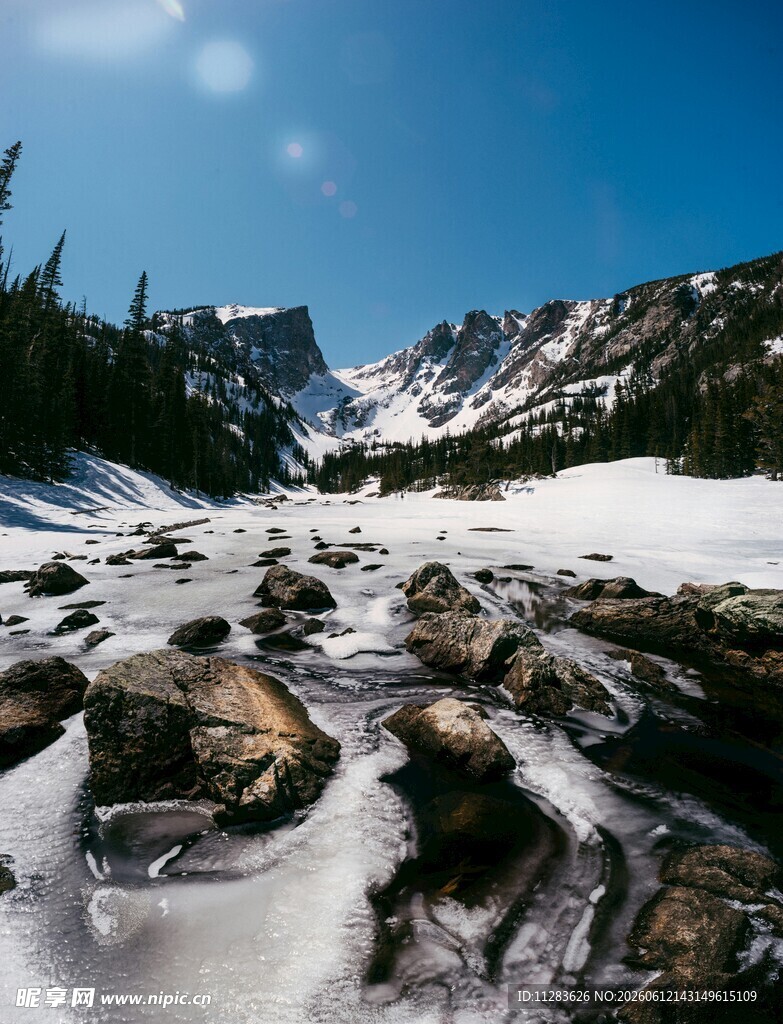 山间冰雪溪流美景