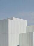 现代白色几何建筑外观