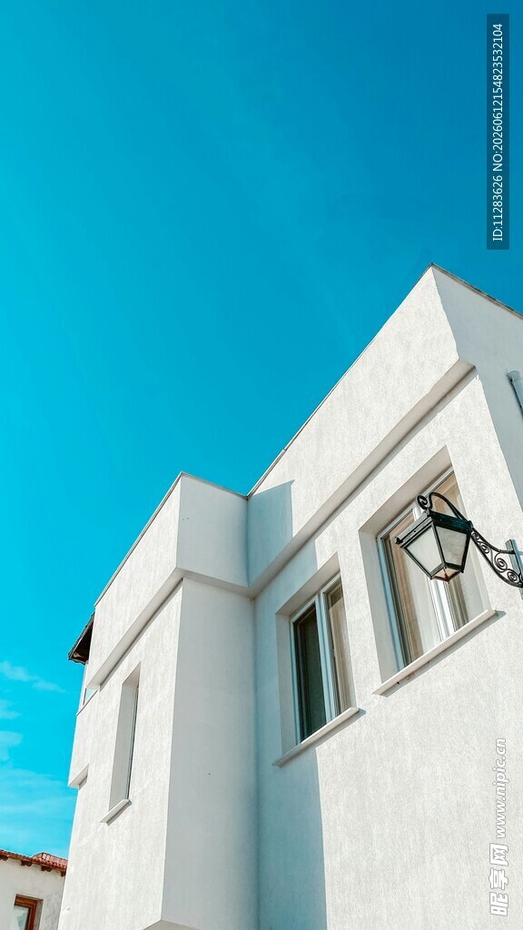 白色建筑与蓝天景象