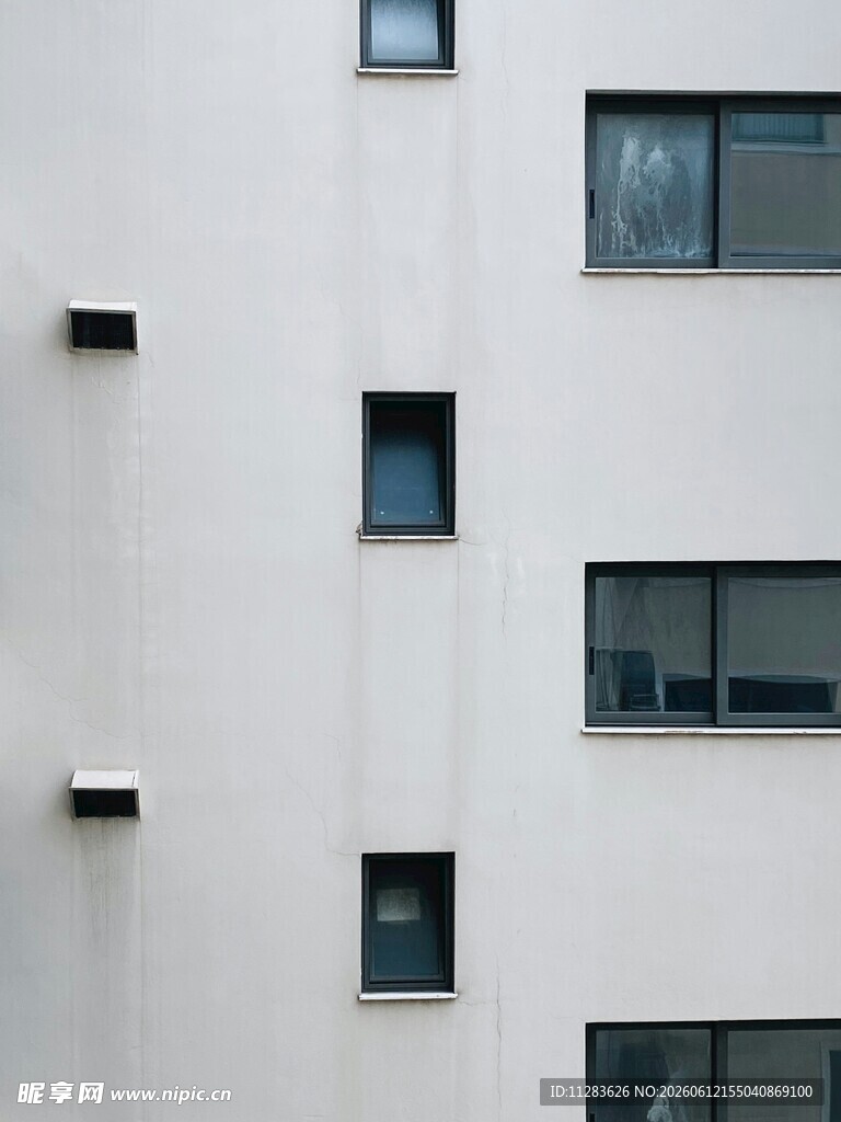 现代建筑墙面与窗户景观