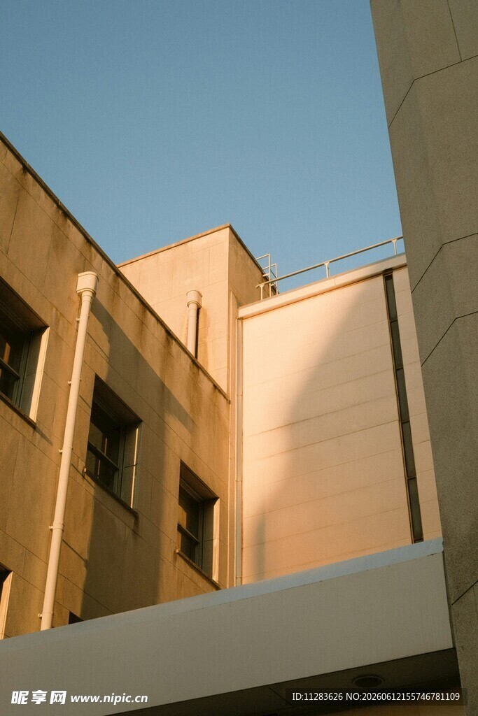 阳光下的建筑一角