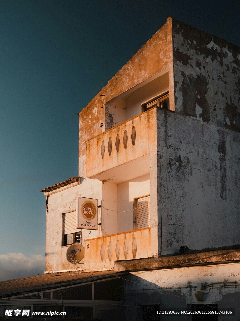 黄昏下的古老建筑