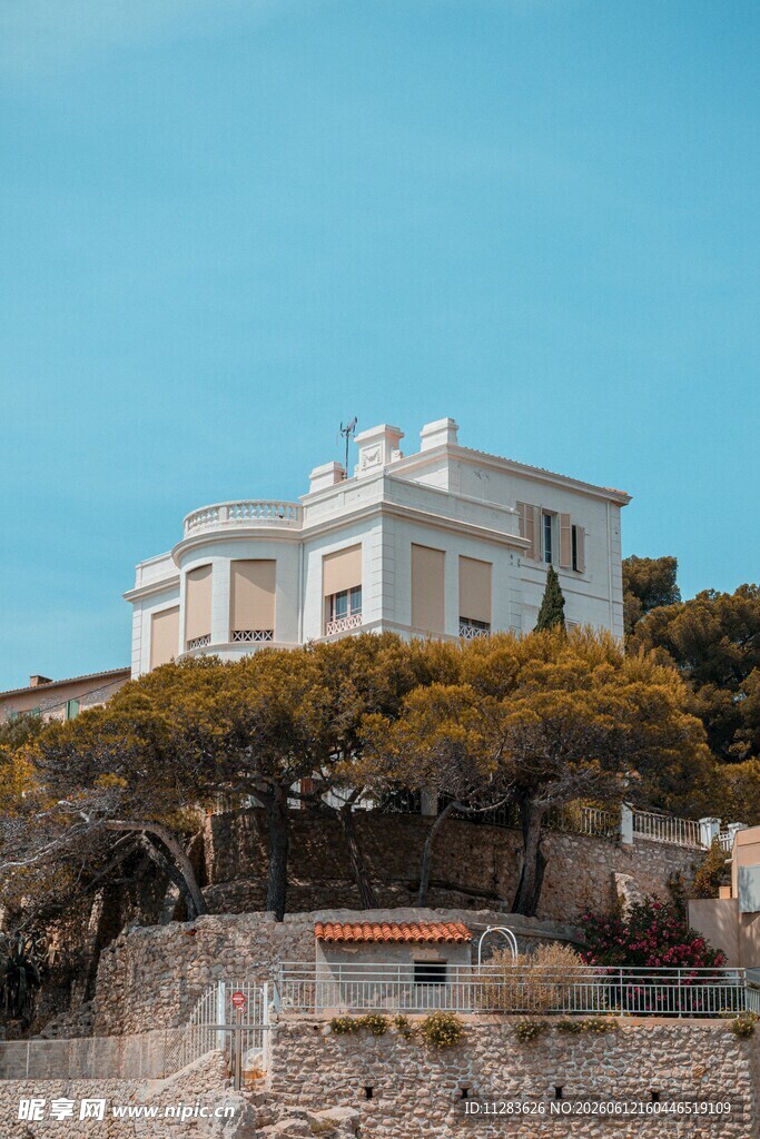 山坡上的白色优雅建筑