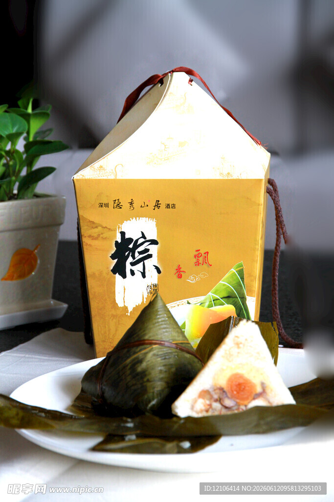 传统美味粽子与包装盒