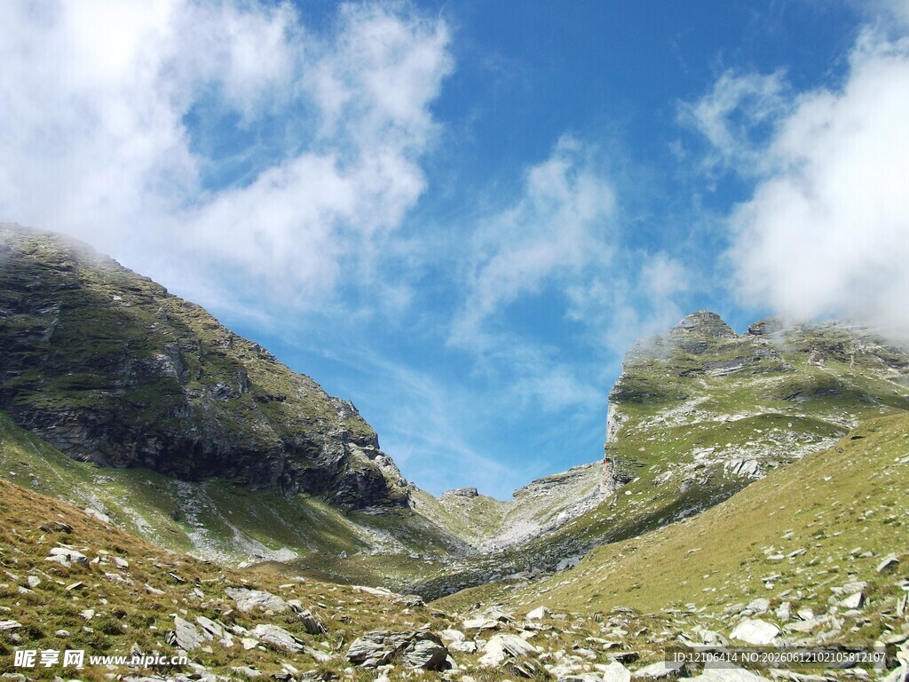 山间美景蓝天白云映绿野