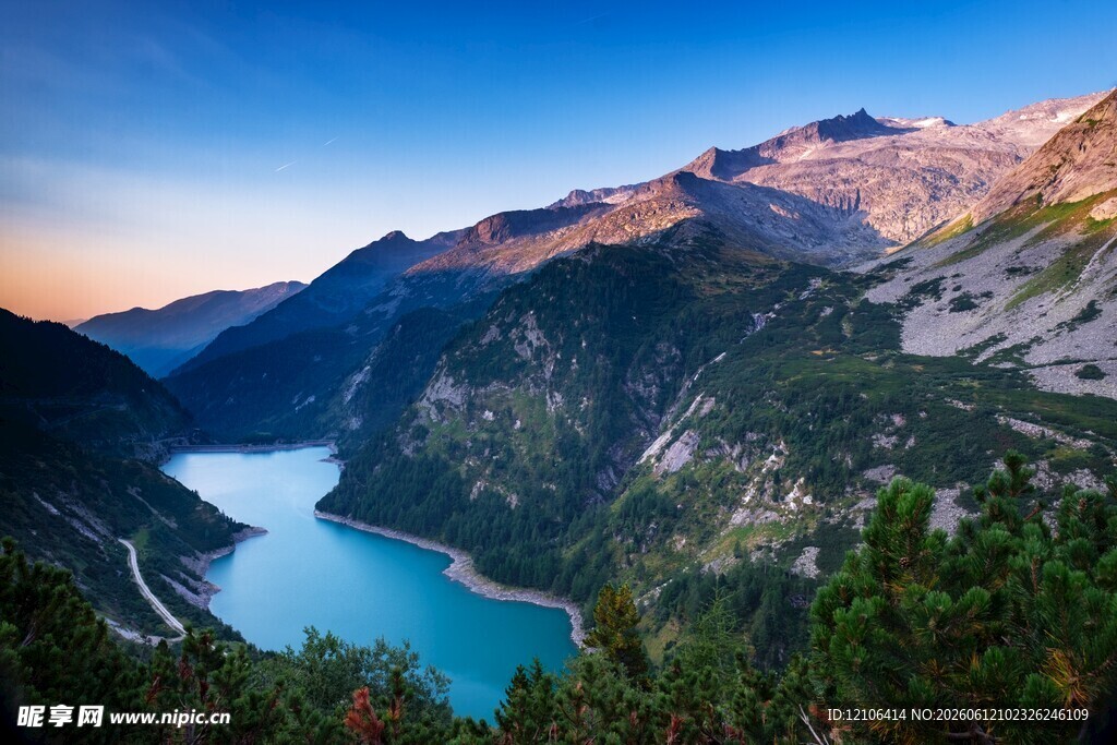 壮丽山谷中的蓝湖美景