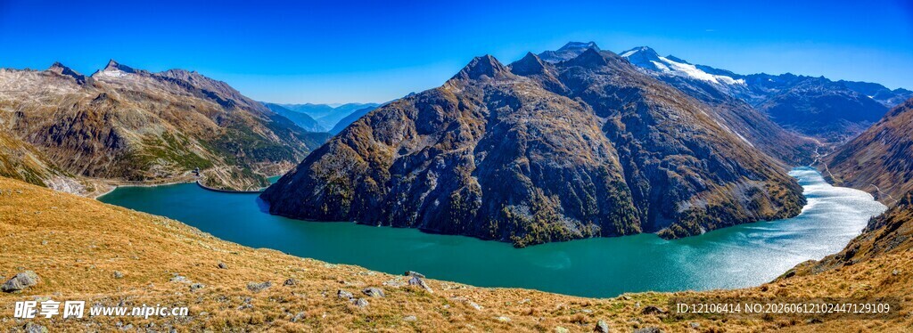 壮丽高山环绕的碧绿湖泊
